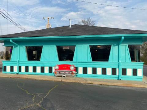 Revisit The Glory Days At This 50s-Themed Restaurant In Arkansas