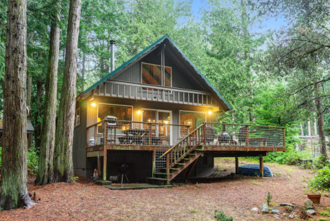 An Overnight Stay At This Secluded Cabin In Washington Costs Less Than $100 A Night And Will Take You Back In Time