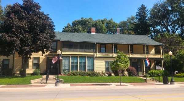 There’s A Palace-Like Home From 1848 Hiding In Small Town Iowa That You Can Still Visit