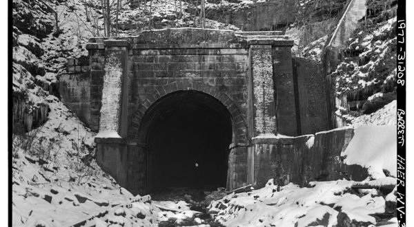 Built At The Cost Of Many Lives, This Half-Mile Train Tunnel In West Virginia Is Now Abandoned
