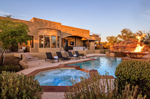 This Tropical Airbnb In Arizona Comes With Its Own Swim-Up Bar