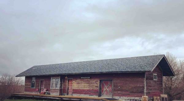 Spend The Night In An Airbnb That’s Inside An Actual Train Depot Right Here In North Dakota