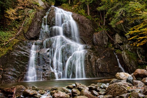 Moss Glen Falls Trail Is An Easy Hike In Vermont That Takes You To An Unforgettable View