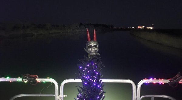 This Haunted Holiday Boat Cruise In Mississippi Will Give You A Very Creepy Christmas