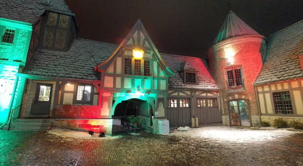 The Historic Ewing Manor In Illinois Gets All Decked Out For Christmas Each Year