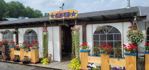 This Charming Lakeside Winery In New York Also Features A Delicious Cafe