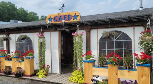 This Charming Lakeside Winery In New York Also Features A Delicious Cafe