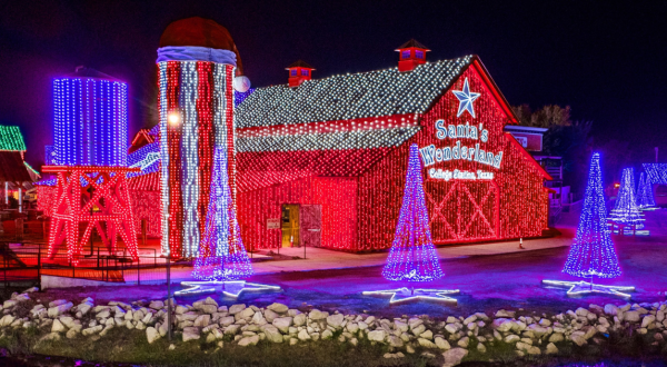 Take A Holiday Hayride Through Over 4 Million Dazzling Lights At Santa’s Wonderland In Texas