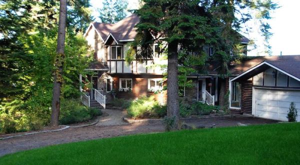 This Secluded Log House Bed And Breakfast In Idaho Is What Dreams Are Made Of