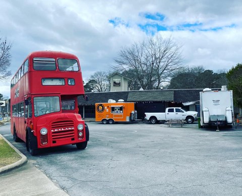 There's A Double Decker Bus In Alabama That Lets You Dine On Delicious British Cuisine