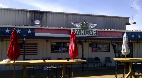 You Can Watch Planes Land At This Underrated Restaurant In Alabama