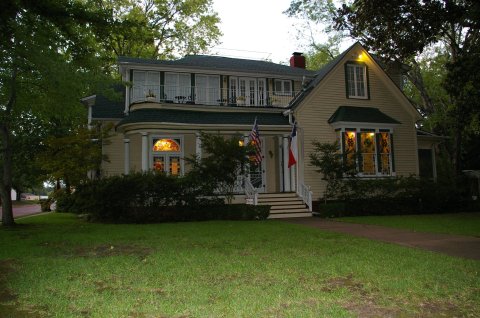 This Texas Bed & Breakfast Built In 1859 Offers A Relaxing Getaway To Guests