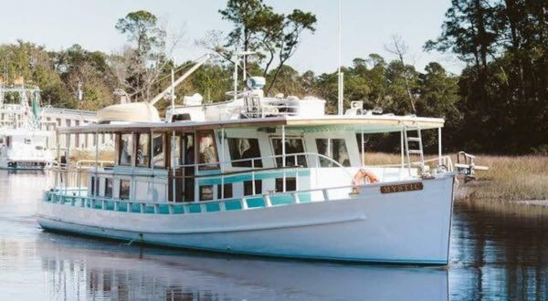 Get Away From It All With A Stay In This Incredible Mississippi Houseboat