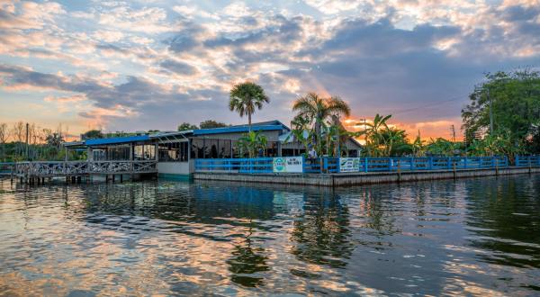 This Lakefront Restaurant In Florida Is Al Fresco Dining Without A Drive To The Coast