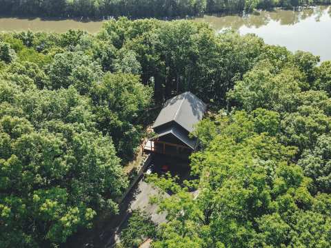 This Cozy Waterfront Cabin Near Nashville Has Room For All Of Your Friends