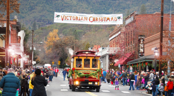 The Jacksonville Victorian Christmas Festival In Oregon Is Straight Out Of A Hallmark Christmas Movie