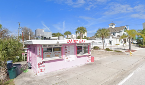This Roadside Window-Serve Joint In Florida Is Said To Have The Best Chili Dogs In Town