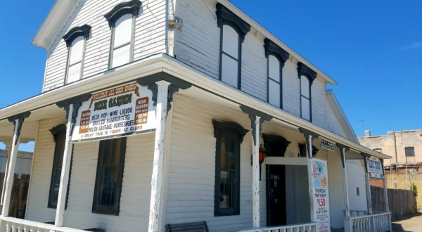 You’ll Love Visiting Glur’s Tavern, A Nebraska Restaurant Loaded With Local History