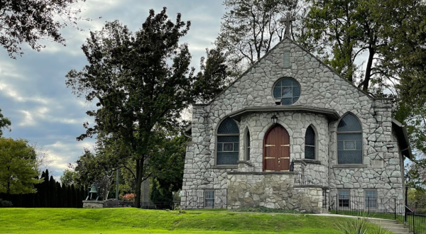 The Chapel Near Detroit That’s Located In The Most Unforgettable Setting