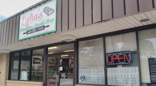 Sink Your Teeth Into Authentic Hungarian Pastries At Lydia’s Strudel Shop In Ohio