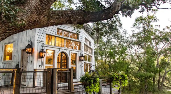 This Treehouse Airbnb In South Carolina Comes With Its Own Outdoor Movie Theater