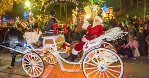 The Eureka Springs Christmas Festival In Arkansas That's Straight Out Of A Hallmark Christmas Movie