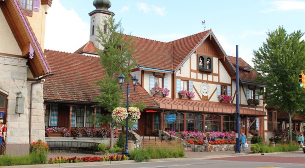One Of The Largest Restaurants In Michigan Has 12 Dining Rooms And An Unforgettable Menu