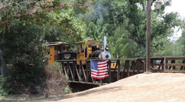 Climb Aboard A Gorgeous 1900s-Era Train And Take A Ride Back Through History In Southern California