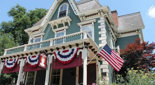 This 150-Year-Old Rhode Island Bed & Breakfast Offers Expansive Ocean Views To Guests