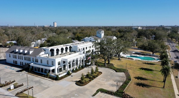 The Most Famous Hotel In Mississippi Is Also One Of The Most Historic Places You’ll Ever Sleep