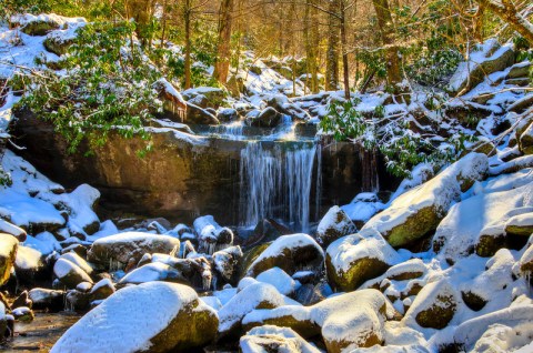Rainbow Falls Trail In Tennessee Completely Transforms In The Winter Months