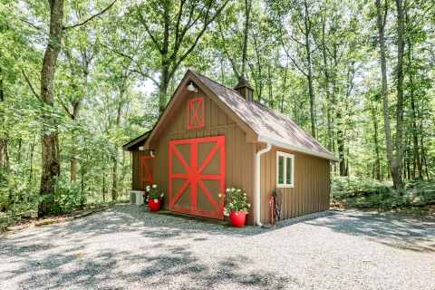 Spend The Night In A Barn That's On Top Of A Mountain Right Here In Tennessee
