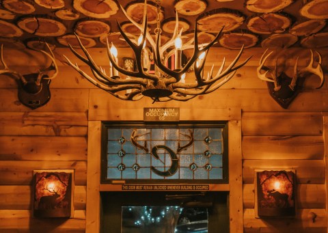 There’s A Cabin-Themed Pub In Northern California, And It’s Perfectly Cozy