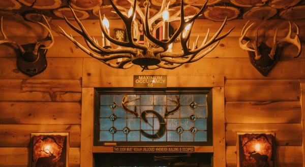 There’s A Cabin-Themed Pub In Northern California, And It’s Perfectly Cozy