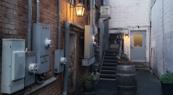 A Secret Door Will Take You To An Underground Speakeasy-Like Restaurant In Virginia