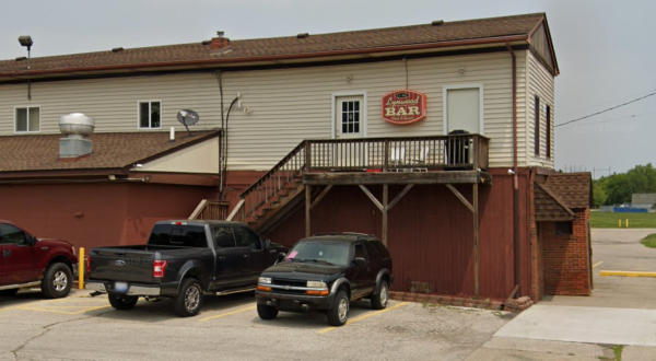 Eat Endless Fish And Chicken Dinners At This Rustic Restaurant In Michigan