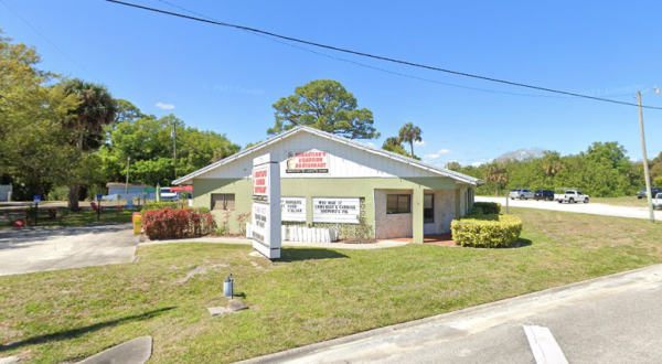 The Roadside Hamburger Hut In Florida That Shouldn’t Be Passed Up