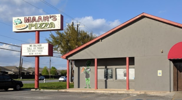 The Whole Family Will Love A Trip To Maar’s Pizza & More, A Space-Themed Restaurant In Texas