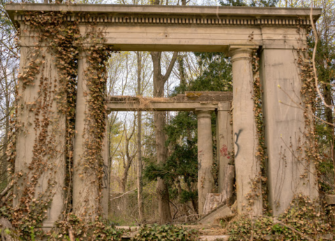 A Mansion Was Built And Left To Decay In The Middle Of This New York Park