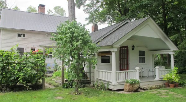 An Overnight Stay At This Cute Cottage In Connecticut Costs Less Than $100 A Night And Will Take You Back In Time