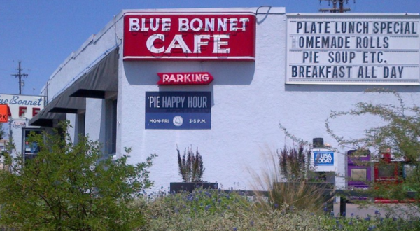 The Only Restaurant In Texas With A Pie Happy Hour, Blue Bonnet Cafe Is Worth The Trip