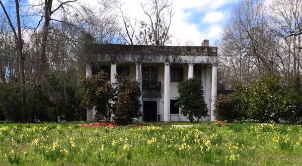 A Mansion Was Built And Left To Decay In The Middle Of An Alabama Plantation