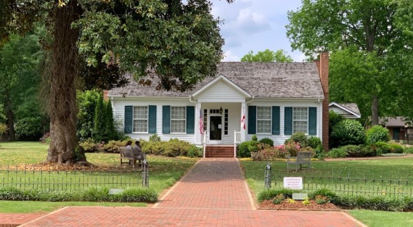 There Are 3 Must-See Historic Landmarks In The Charming Town Of Tuscumbia, Alabama