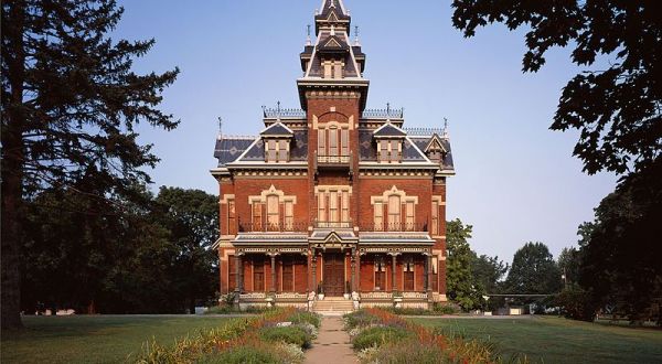 Tour The Haunted Vaile Mansion Then Dine With Ghosts At The Former Savoy Hotel And Grill In Missouri