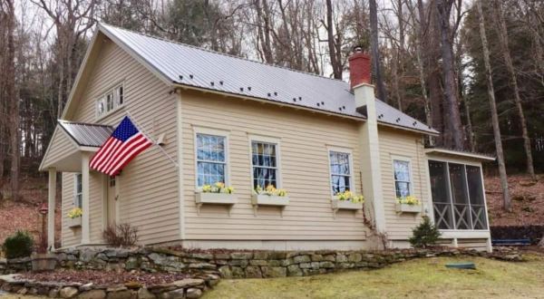 This Charming Airbnb In Pennsylvania Used To Be A Schoolhouse And You’ll Want To Stay