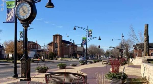This Charming Downtown In Iowa Offers The Perfect Way To Spend An Afternoon
