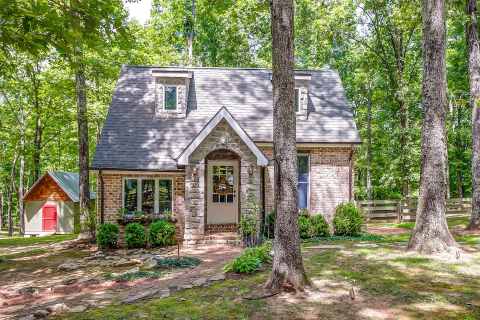 This Tennessee Cottage In The Middle Of Nowhere Will Make You Forget All Of Your Worries