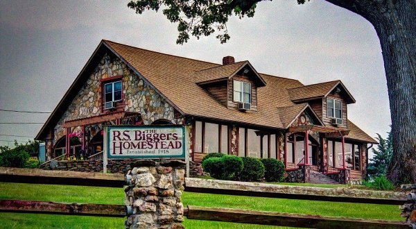 This Classic Waterfront Steakhouse In Arkansas Has Legendary Steaks