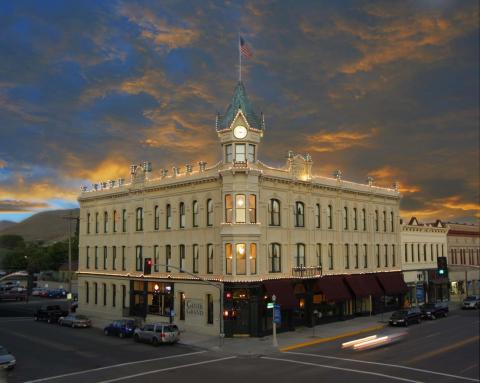 This Famous Hotel In Oregon Is Also One Of The Most Historic Places You'll Ever Sleep