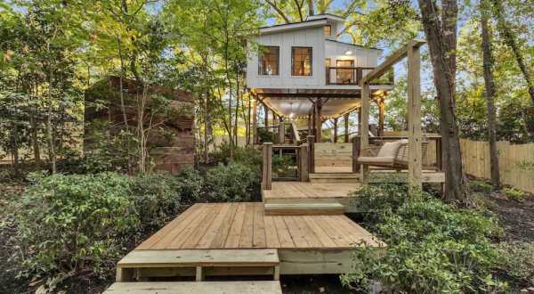 Sleep Under A 400-Year-Old Oak Tree At This Luxury Treehouse Rental In Georgia